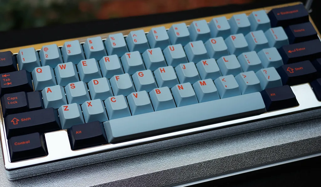Teclado mecánico con keycaps celestes